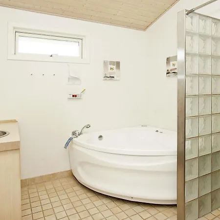Three-bedroom Holiday In 20