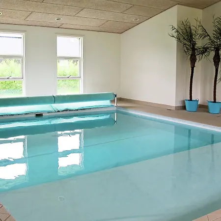 펜션 Three-bedroom Holiday In 20